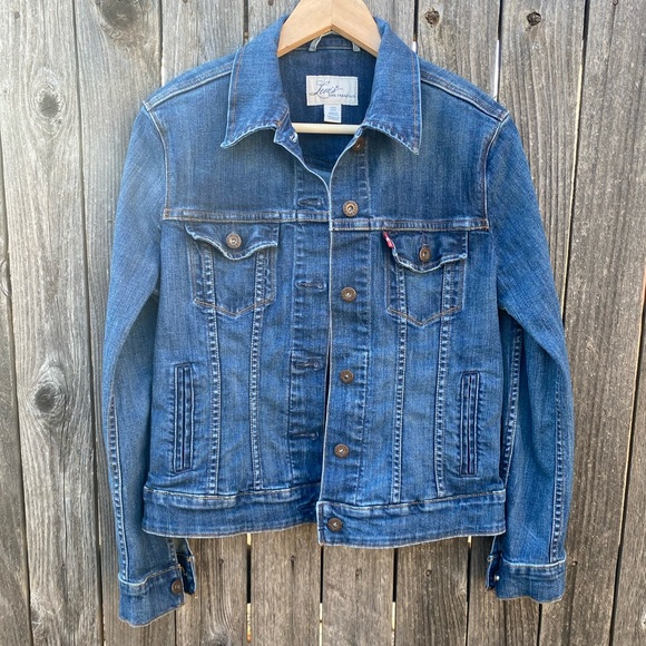 Sale ☀️ Levi’s Women Classic Denim Jacket. Medium Wash. Size: Medium. - Picture 2 of 7